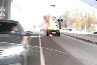 В Пролетарском районе Твери вспыхнул Mercedes