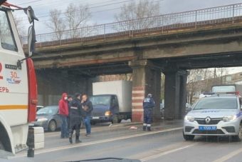 В Твери мужчина сорвался с путепровода. Инцидент попал на видео