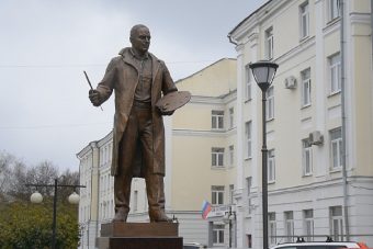 В Твери открыли памятник известному живописцу
