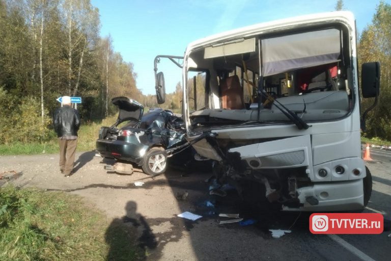 Один человек погиб, 15 травмированы в ДТП с автобусом в Тверской области