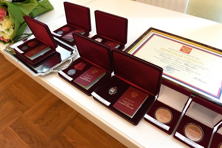 Губернатор Игорь Руденя в День герба и флага вручил награды жителям области