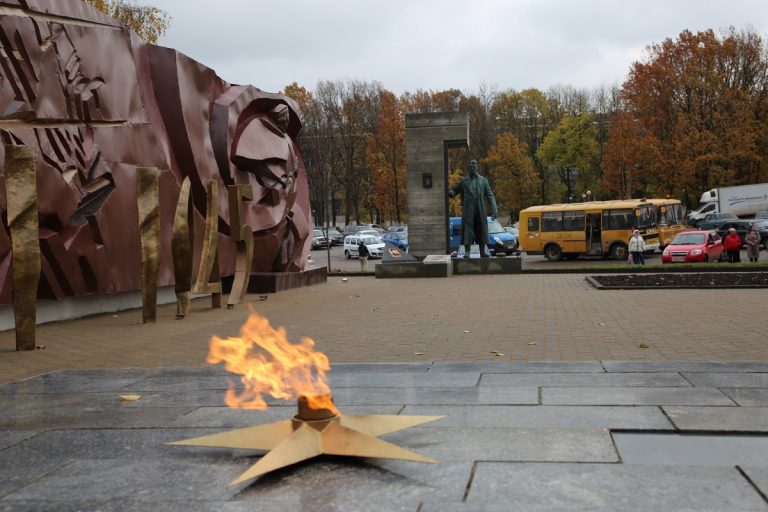 Памятник вернувшемуся с войны солдату открыли в Тверской области