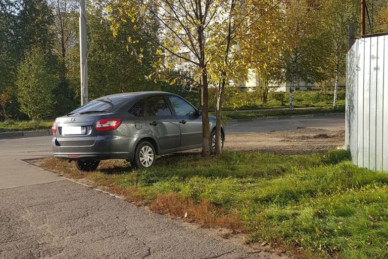 Парковка на газоне тверским автомобилистам может обойтись в 3 тысячи рублей