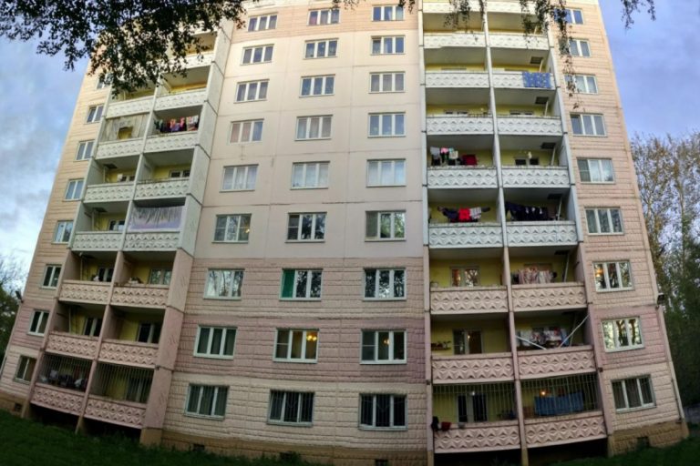 В Твери девятиэтажный дом вместе с жильцами продан частному лицу
