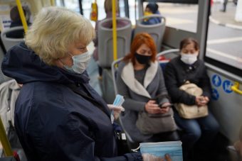 В общественном транспорте Твери производят раздачу масок бесплатно В общественном транспорте Твери производят раздачу масок бесплатно