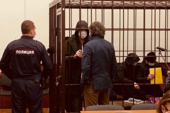 Начавшийся беспрецедентный суд над 37 грабителями поездов прерван в Твери