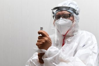 Первые пять человек получили вакцину от коронавируса в Тверской области
