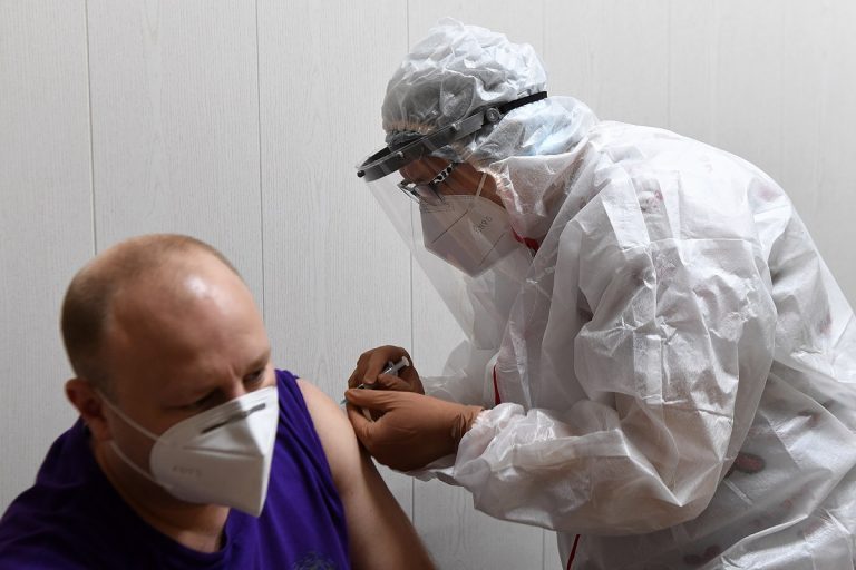 Первые пять человек получили вакцину от коронавируса в Тверской области