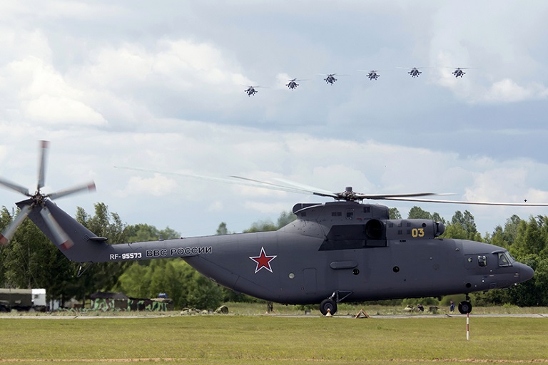На место тушения пожара на складе боеприпасов под Рязанью переброшен самый большой вертолет из Тверской области