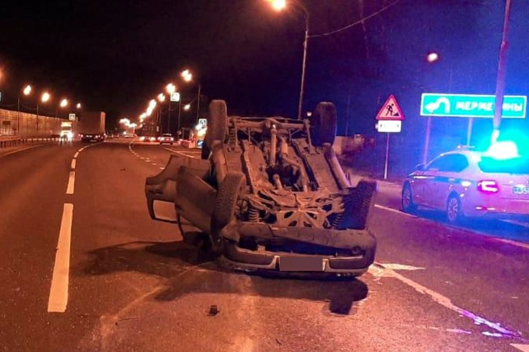 Автомобиль Chevrolet Niva перевернулся при обгоне фуры на трассе М-10 под Тверью