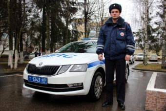 Инспектор ГИБДД помог тверичанке с двумя маленькими детьми, попавшей в сложную ситуацию