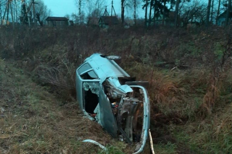 В Бежецком районе пьяный водитель не справился с управление и оказался в кювете