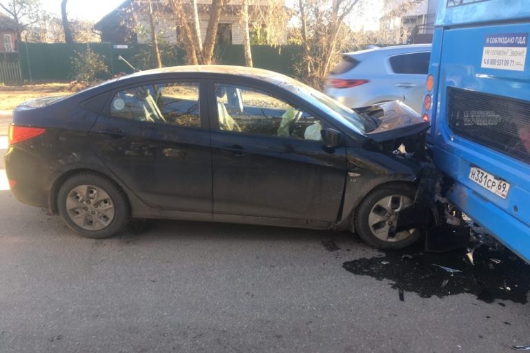 Hyundai Solaris влетел в стоящий автобус в Твери