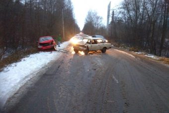 В Кимрах столкнулись лоб в лоб "семерка" и Hyundai Getz