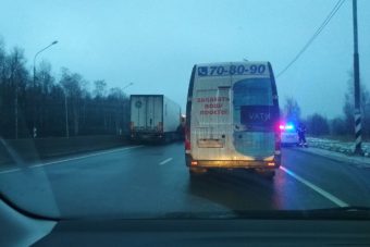 На М-10 в Тверской области фура протаранила трактор. Есть погибший