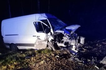 На М-9 в Тверской области столкнулись Mercedes и Mitsubishi