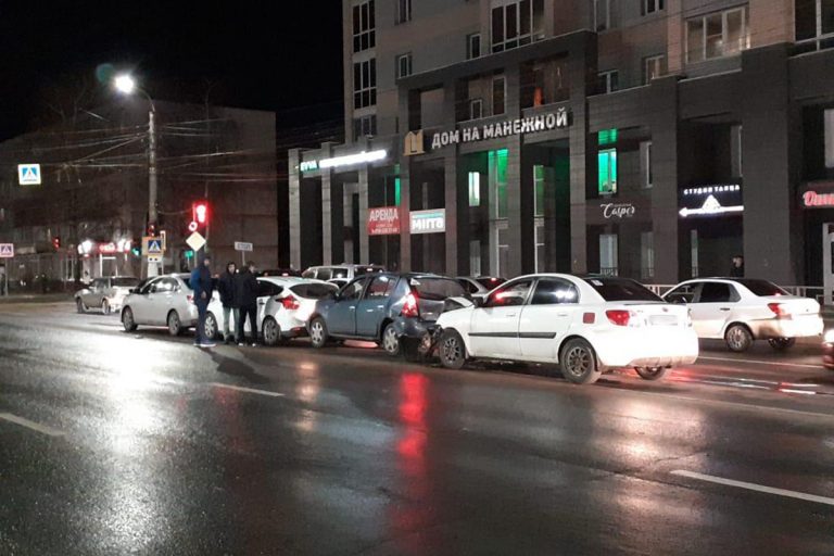 На Волоколамском проспекте в Твери столкнулись 4 автомобиля