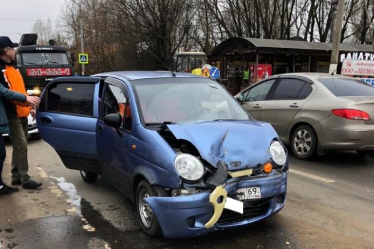 Неопытная автоледи спровоцировала ДТП в Твери