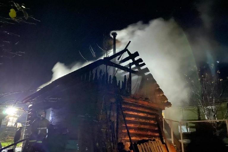 В Бежецке утром загорелась баня В Бежецке утром загорелась баня