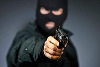 Двух мужчин отдали под суд за серию вооруженных ограблений в Твери Двух мужчин отдали под суд за серию вооруженных ограблений в Твери