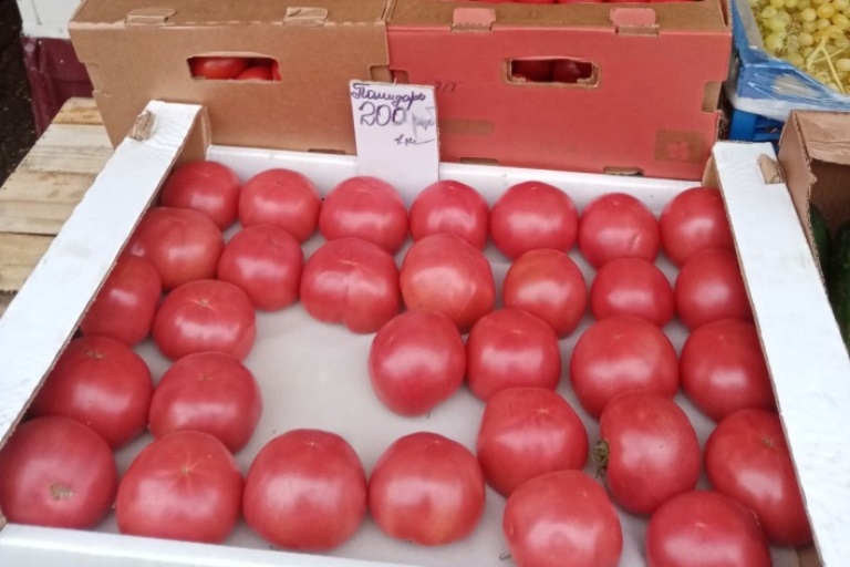 В Тверской области торговали сомнительными томатами, хурмой и виноградом