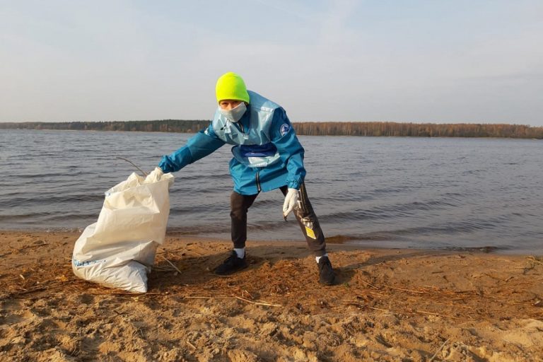 На берегах Волги в Конаково собрали полтонны мусора