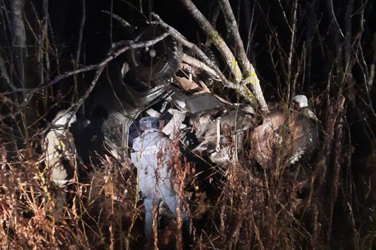В Тверской области водитель погиб, врезавшись на УАЗе в дерево В Тверской области водитель погиб, врезавшись на УАЗе в дерево