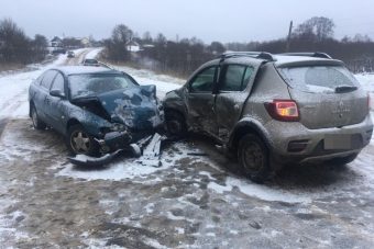 Две женщины пострадали в ДТП на заснеженной трассе в Тверской области