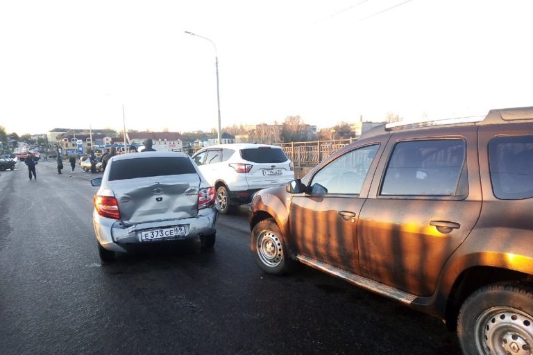Порядка 20 автомобилей пострадали в массовом ДТП в Тверской области