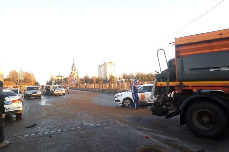Порядка 20 автомобилей пострадали в массовом ДТП в Тверской области