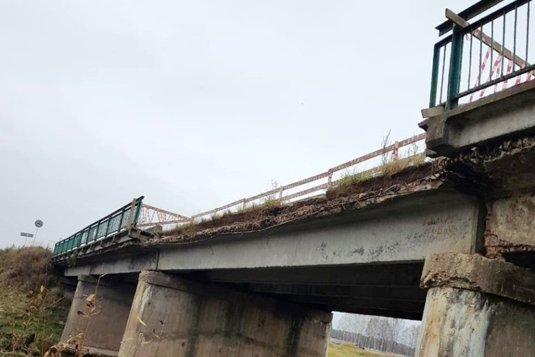 Ограждение автомобильного моста обрушилось в реку в Тверской области