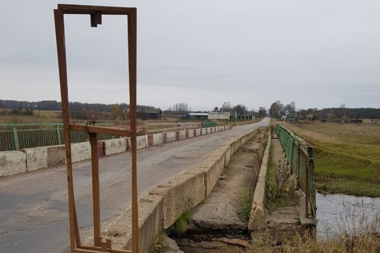 Ограждение автомобильного моста обрушилось в реку в Тверской области