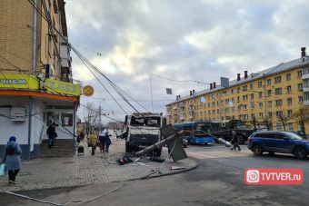 Мусоровоз протаранил столб со светофором на Речном вокзале в Твери