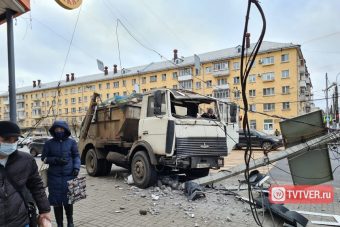 Мусоровоз протаранил столб со светофором на Речном вокзале в Твери