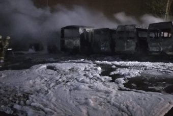 4 "Мерседеса" и 1 "ПАЗ" сгорели ночью в Тверской области
