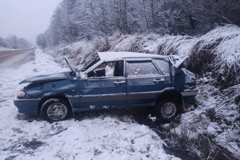 В Тверской области мужчина получил тяжелые травмы, вылетев на автомобиле в кювет