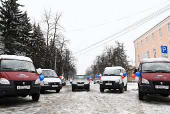 Игорь Руденя вручил многодетным семьям автомобили