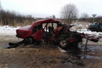 В лобовом ДТП под Кашином погибли два человека