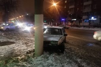 В Заволжском районе Твери легковушка врезалась в столб