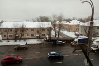 Грузовик снес опору освещения в Заволжском районе Твери