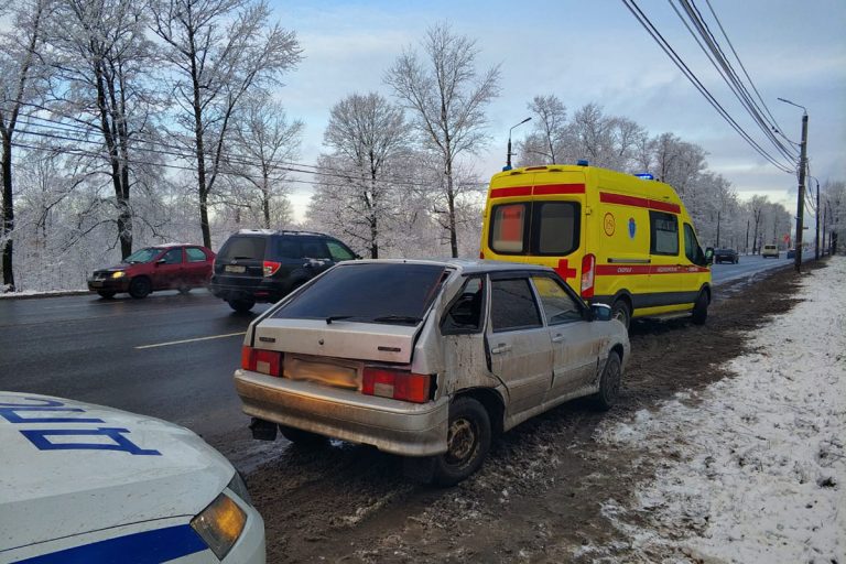 На Московском шоссе в Твери легковушка врезалась в столб