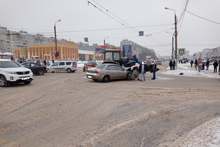 На улице Можайского в Твери столкнулись трактор и иномарка