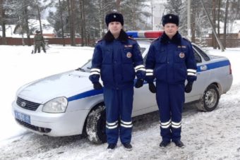 Сотрудники ГИБДД помогли роженице добраться в роддом в Тверской области