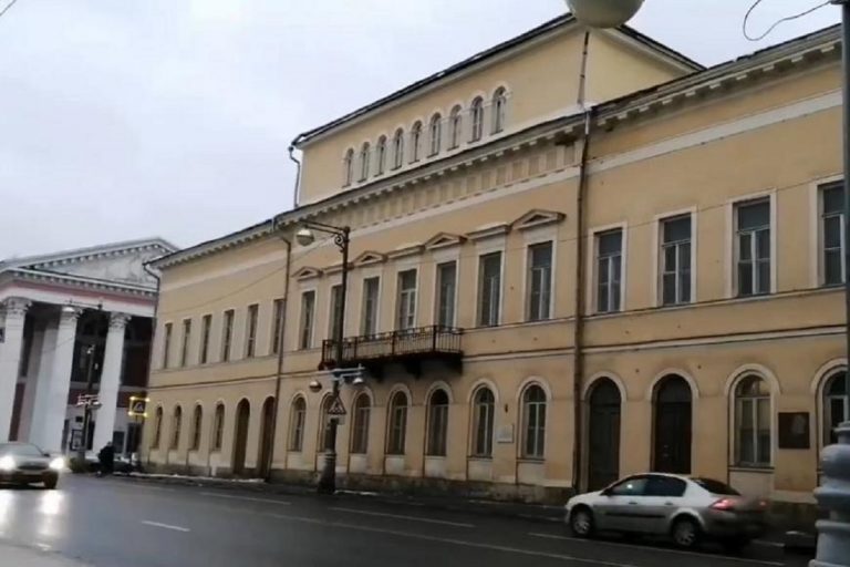 Ледяная глыба едва не упала на пожилую пару в центре Твери