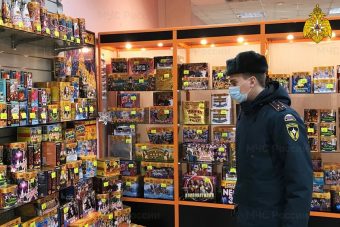 Сотрудники тверского МЧС проводят рейды по магазинам, торгующим пиротехникой Сотрудники тверского МЧС проводят рейды по магазинам, торгующим пиротехникой