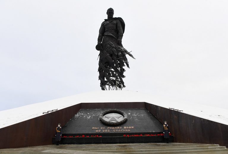 Игорь Руденя и Игорь Щеголев возложили цветы к мемориалу Советскому солдату под Ржевом