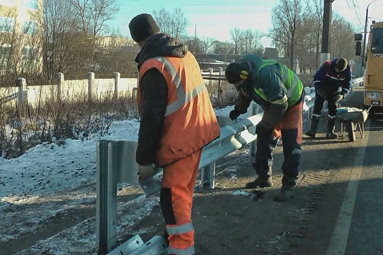 На Московском шоссе в Твери устанавливают барьерное ограждение