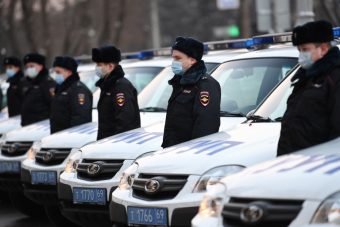 В Твери полицейским вручили 85 новых служебных автомобилей