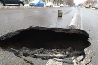 На проспекте Победы в Твери провалился асфальт