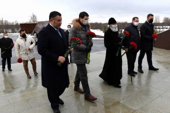 Игорь Руденя и Игорь Щеголев возложили цветы к мемориалу Советскому солдату под Ржевом Игорь Руденя и Игорь Щеголев возложили цветы к мемориалу Советскому солдату под Ржевом